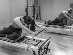 Pilates Gruppentraining Matte und Geräte